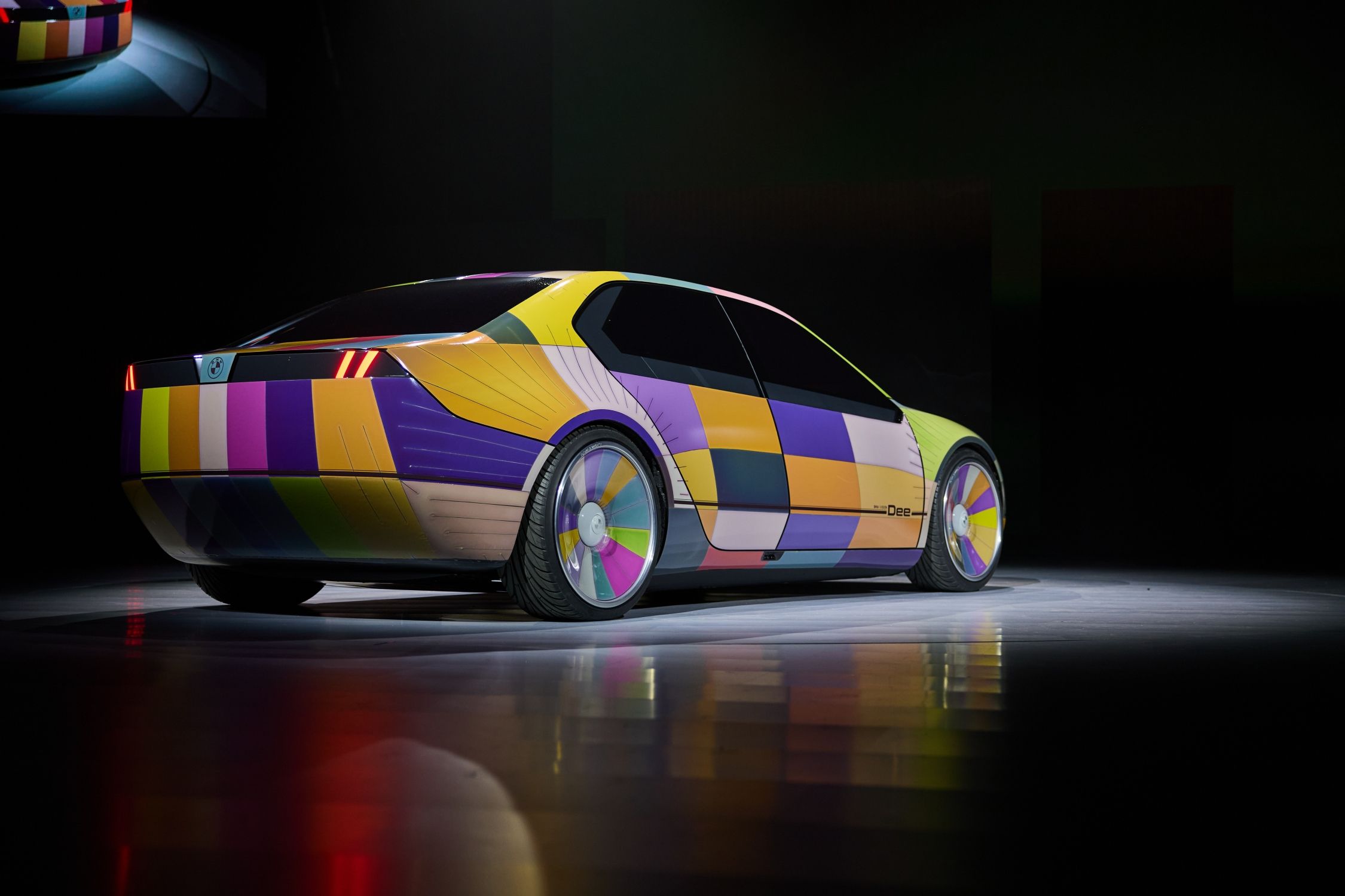 BMW présente une technologie qui permet de changer la couleur de sa voiture  en quelques secondes