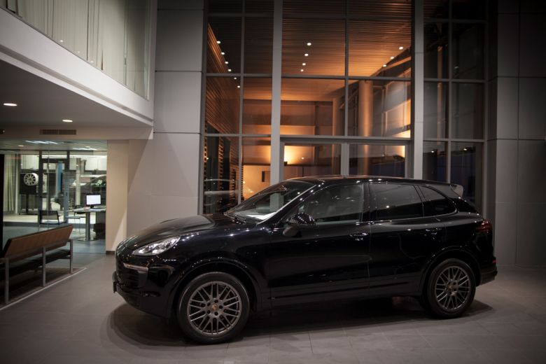 Porsche Tunisie accueille l'expo «Osons le Fer»