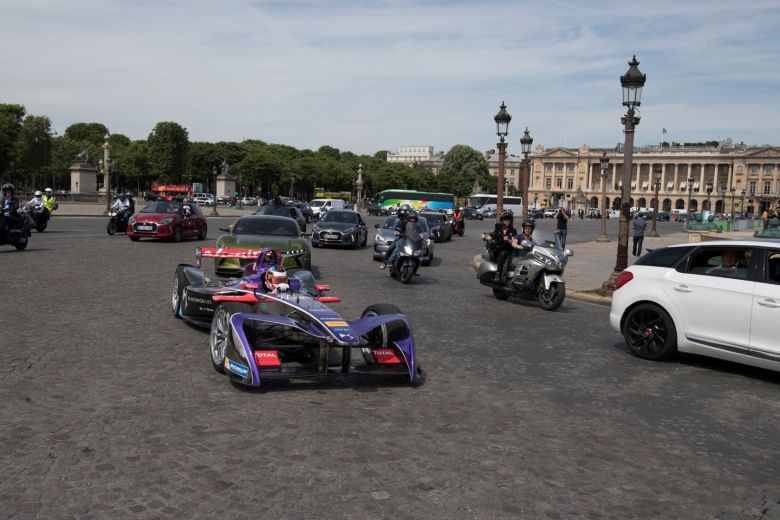 L'équipe DS Virgin parade à Paris