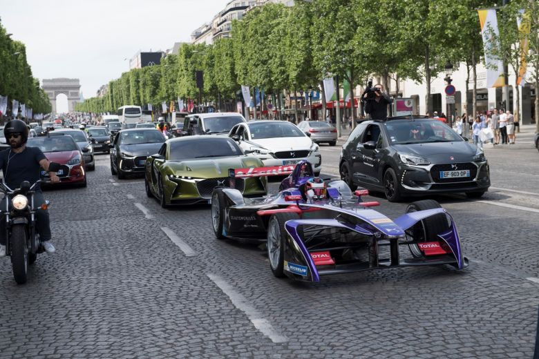 L'équipe DS Virgin parade à Paris
