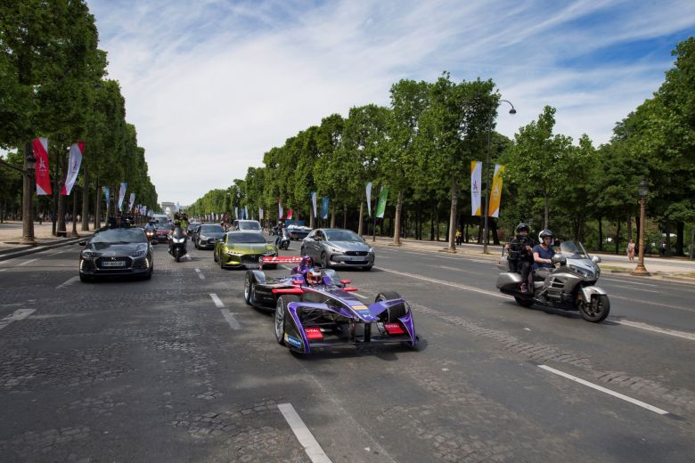 L'équipe DS Virgin parade à Paris
