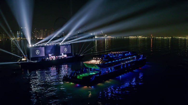 Lancement spectaculaire des nouveaux poids-lourds Mercedes-Benz