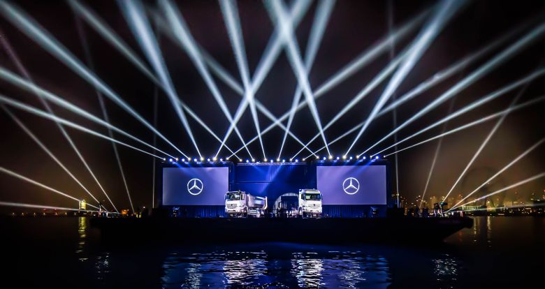 Lancement spectaculaire des nouveaux poids-lourds Mercedes-Benz