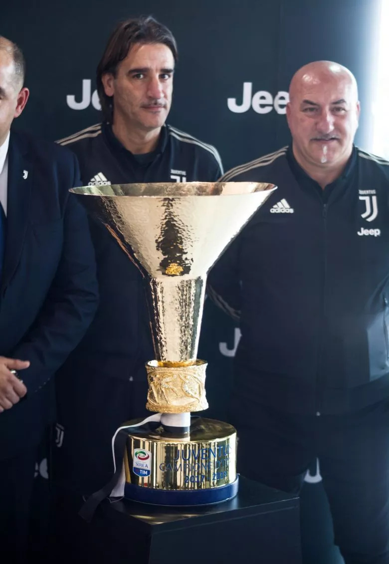 Jeep reçoit le Scudetto à son showroom du Lac