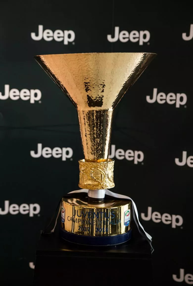 Jeep reçoit le Scudetto à son showroom du Lac