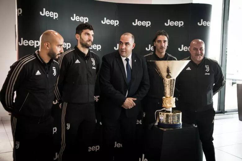 Jeep reçoit le Scudetto à son showroom du Lac