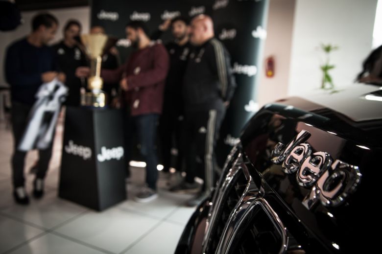 Jeep reçoit le Scudetto à son showroom du Lac