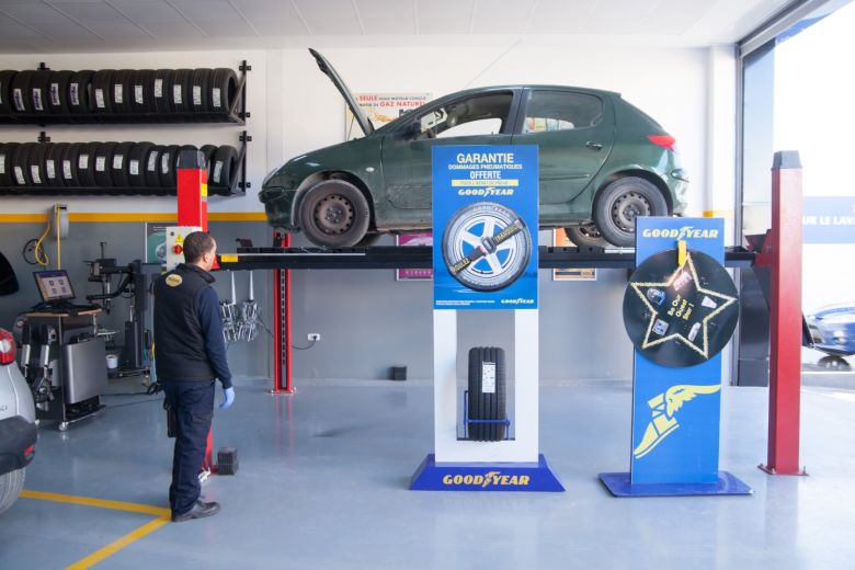 Les médias reçus comme des stars à la station Shell Boumhel