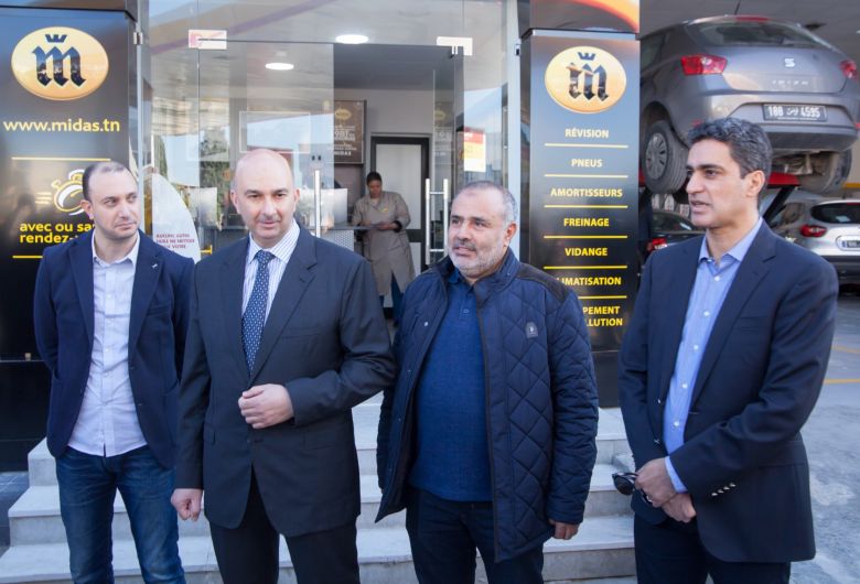 Les médias reçus comme des stars à la station Shell Boumhel