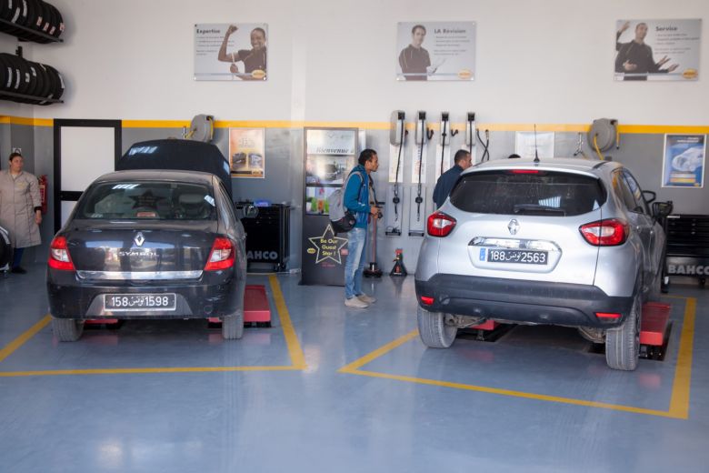 Les médias reçus comme des stars à la station Shell Boumhel