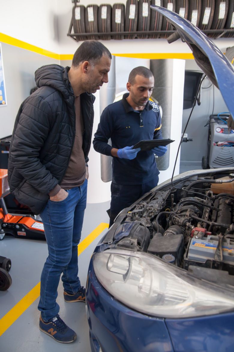 Les médias reçus comme des stars à la station Shell Boumhel