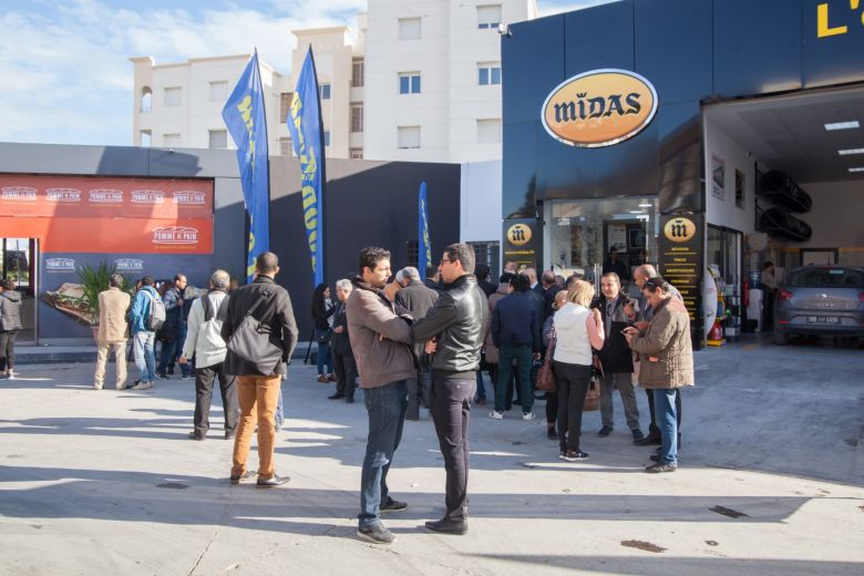 Les médias reçus comme des stars à la station Shell Boumhel