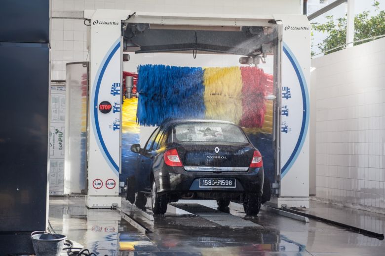 Les médias reçus comme des stars à la station Shell Boumhel