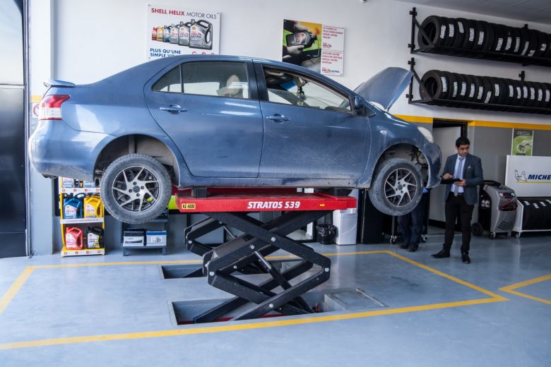 Les médias reçus comme des stars à la station Shell Boumhel