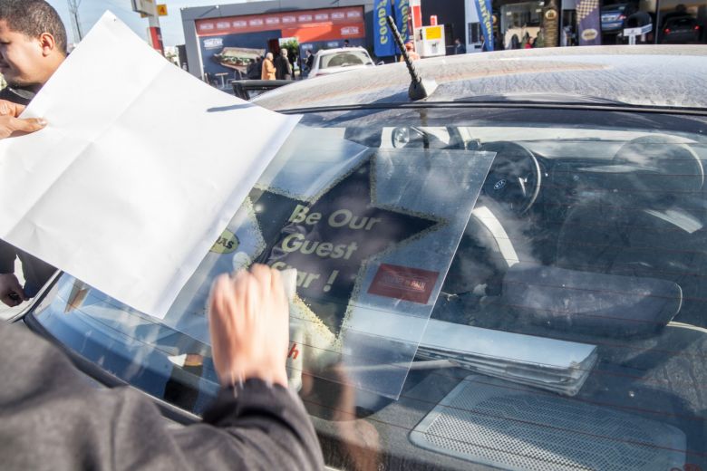 Les médias reçus comme des stars à la station Shell Boumhel
