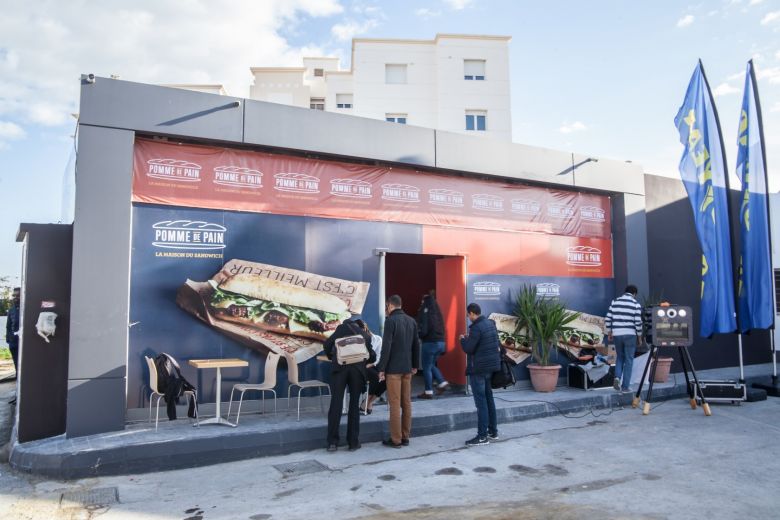 Les médias reçus comme des stars à la station Shell Boumhel