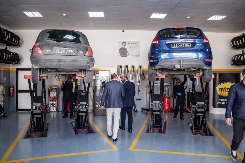 Les médias reçus comme des stars à la station Shell Boumhel