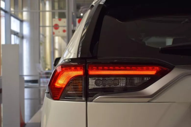 Toyota RAV4 Hybride - BSB célèbre la vente de sa centième unité