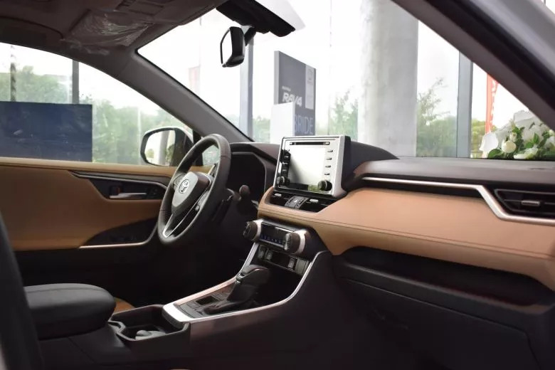 Toyota RAV4 Hybride - BSB célèbre la vente de sa centième unité