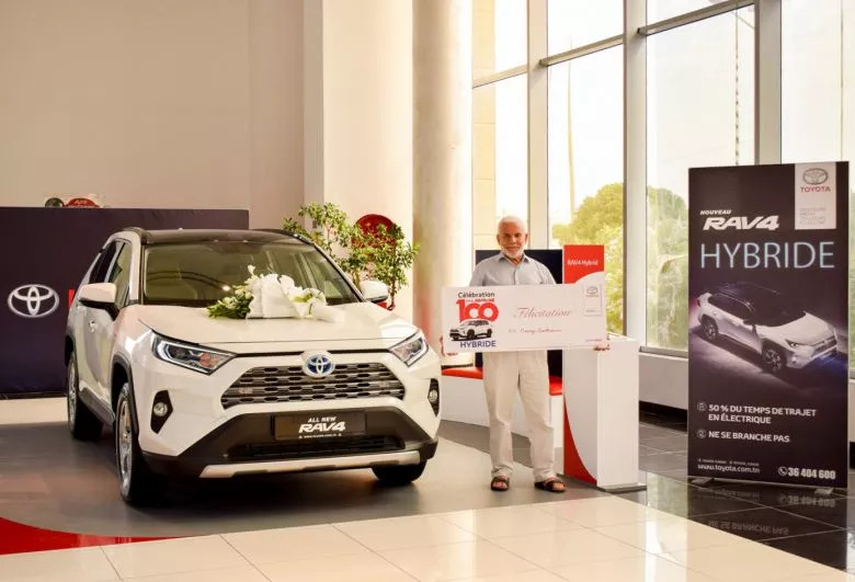 Toyota RAV4 Hybride - BSB célèbre la vente de sa centième unité