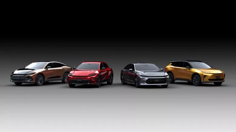 Toyota réinvente la Crown en berline surélevée et hybride