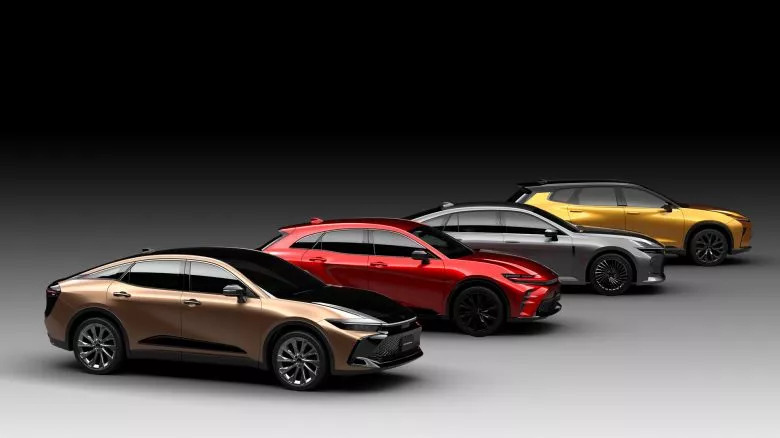 Toyota réinvente la Crown en berline surélevée et hybride