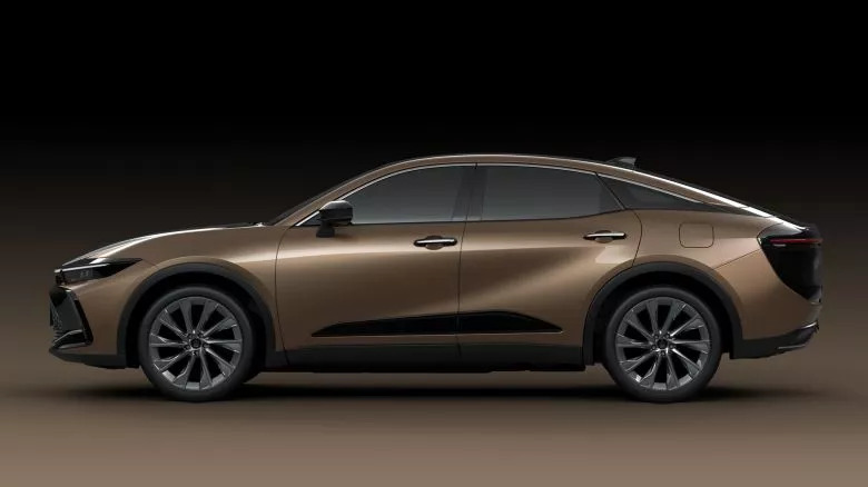 Toyota réinvente la Crown en berline surélevée et hybride