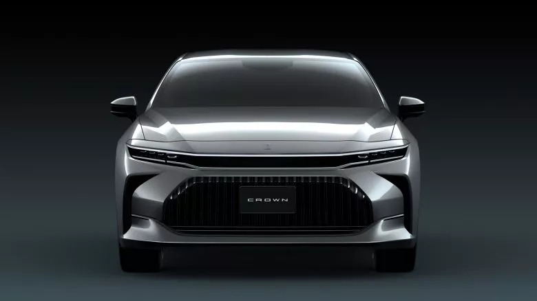 Toyota réinvente la Crown en berline surélevée et hybride