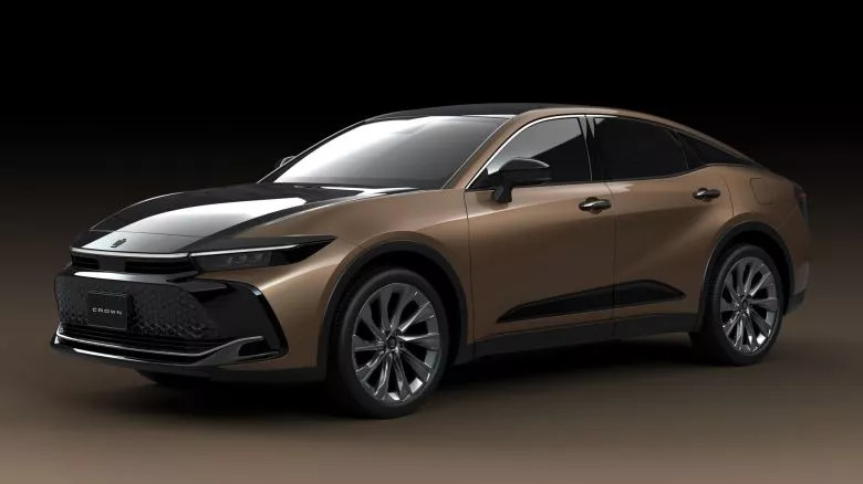 Toyota réinvente la Crown en berline surélevée et hybride