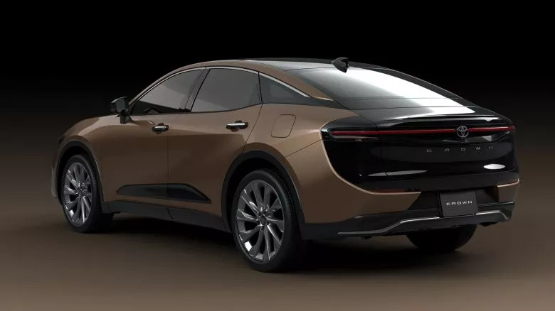 Toyota réinvente la Crown en berline surélevée et hybride