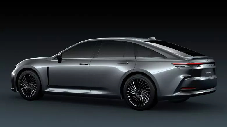 Toyota réinvente la Crown en berline surélevée et hybride