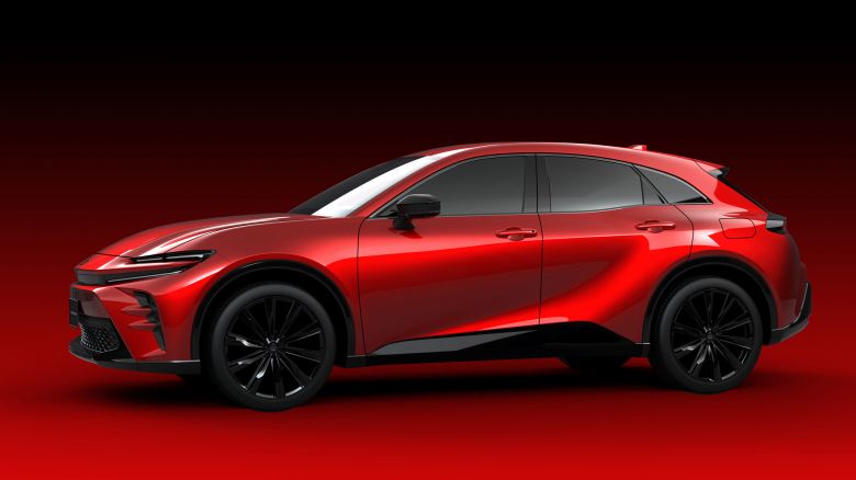 Toyota réinvente la Crown en berline surélevée et hybride