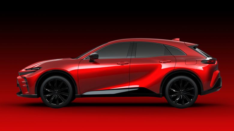 Toyota réinvente la Crown en berline surélevée et hybride