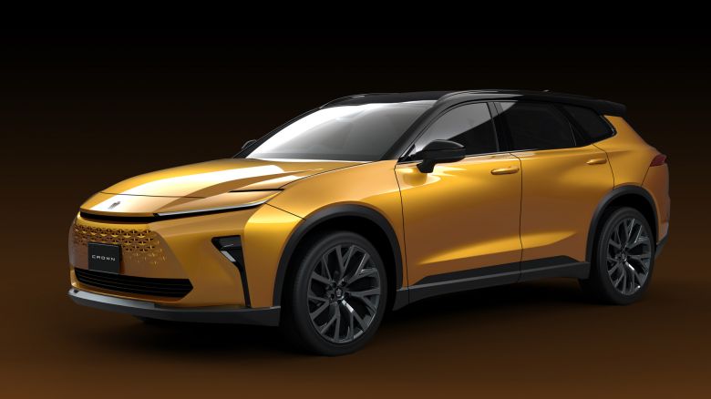 Toyota réinvente la Crown en berline surélevée et hybride