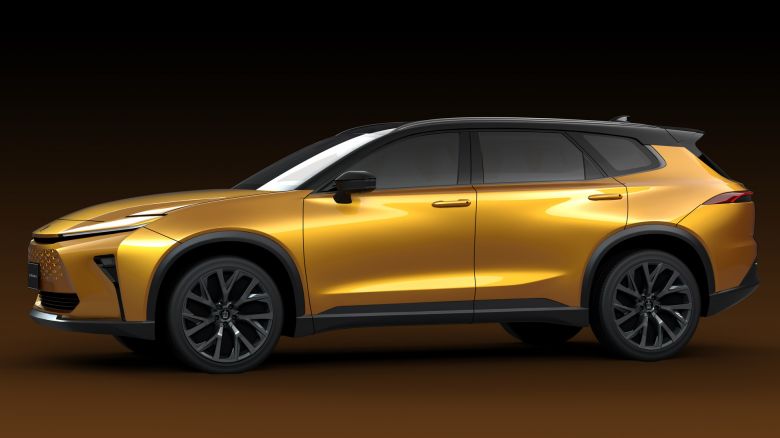 Toyota réinvente la Crown en berline surélevée et hybride