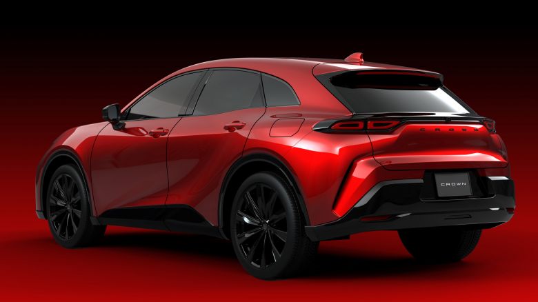 Toyota réinvente la Crown en berline surélevée et hybride