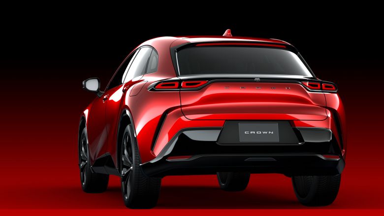 Toyota réinvente la Crown en berline surélevée et hybride