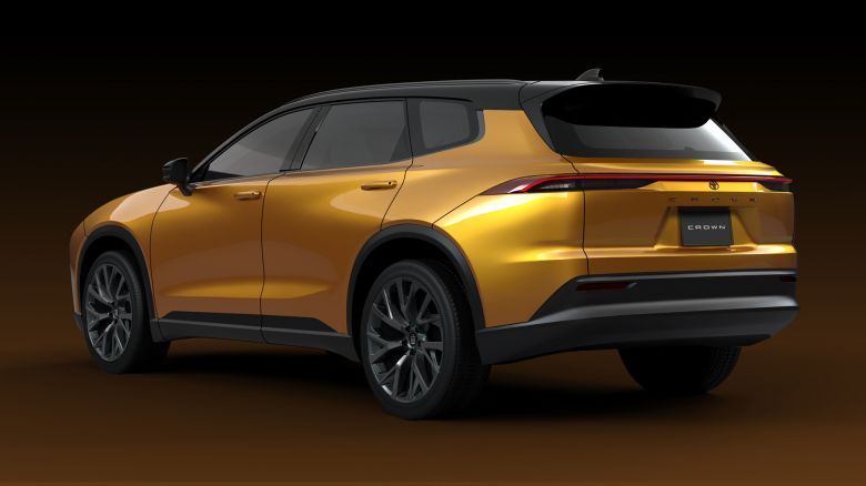 Toyota réinvente la Crown en berline surélevée et hybride
