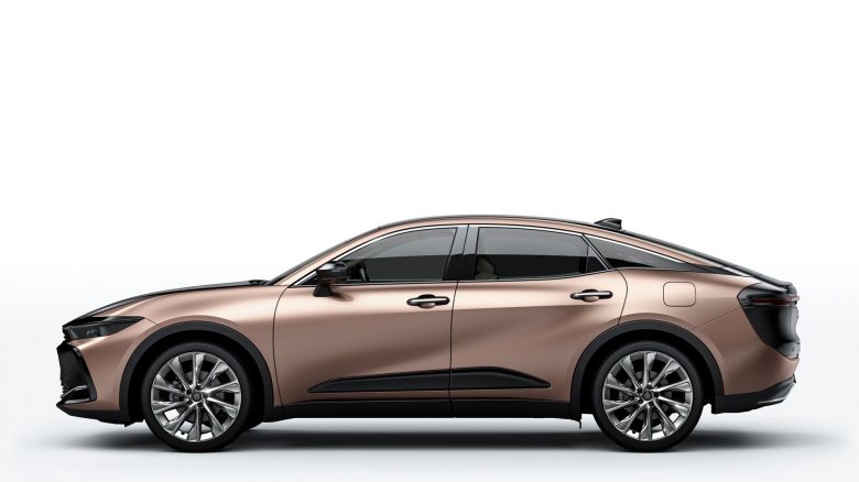 Toyota réinvente la Crown en berline surélevée et hybride