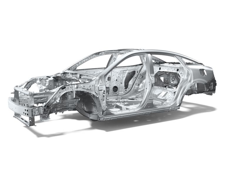 Toyota réinvente la Crown en berline surélevée et hybride