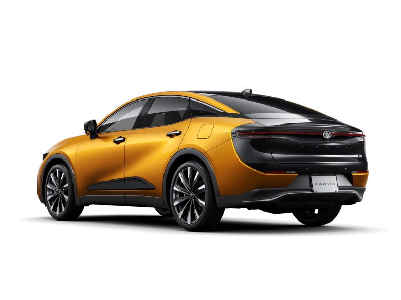 Toyota réinvente la Crown en berline surélevée et hybride