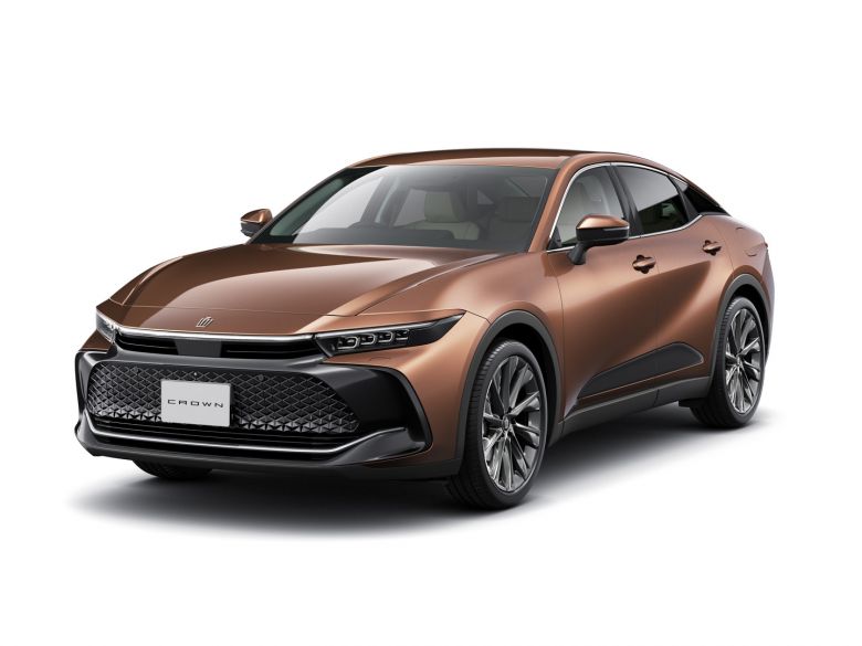 Toyota réinvente la Crown en berline surélevée et hybride