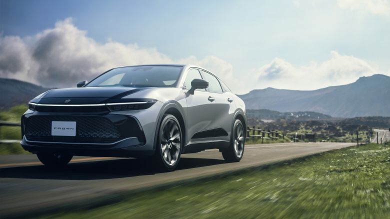 Toyota réinvente la Crown en berline surélevée et hybride