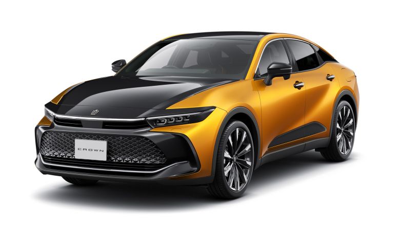Toyota réinvente la Crown en berline surélevée et hybride