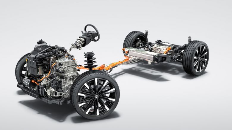 Toyota réinvente la Crown en berline surélevée et hybride
