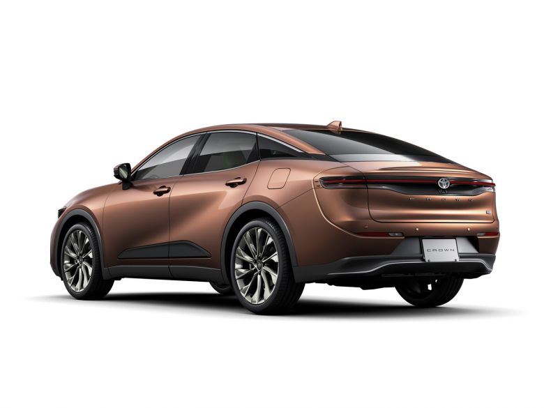 Toyota réinvente la Crown en berline surélevée et hybride
