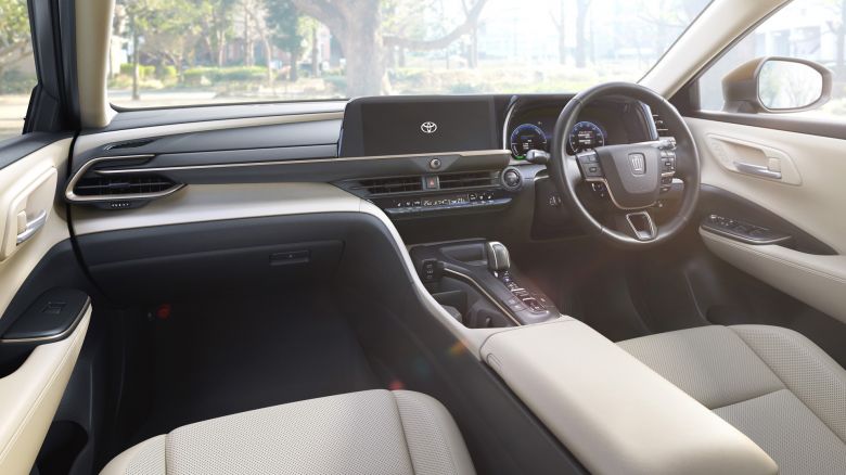 Toyota réinvente la Crown en berline surélevée et hybride