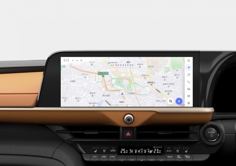 Toyota réinvente la Crown en berline surélevée et hybride