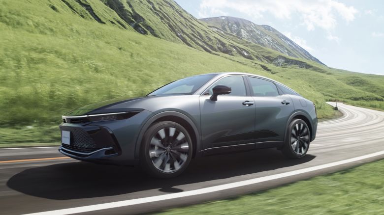 Toyota réinvente la Crown en berline surélevée et hybride