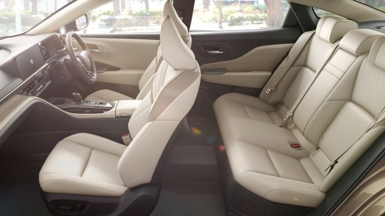 Toyota réinvente la Crown en berline surélevée et hybride